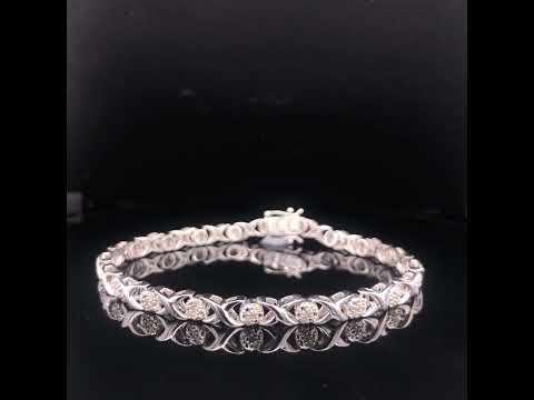 Rotating video showing the jewelry item