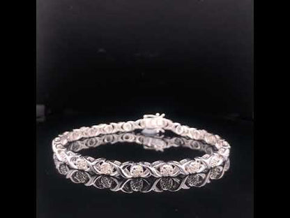 Rotating video showing the jewelry item