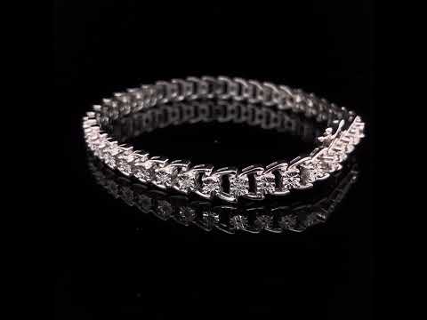 Rotating video showing the jewelry item