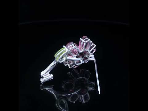 Rotating video showing the jewelry item