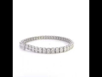 Rotating video showing the jewelry item