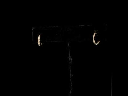 Rotating video showing the jewelry item