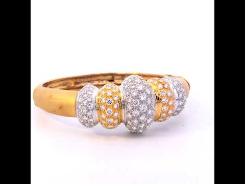 Rotating video showing the jewelry item