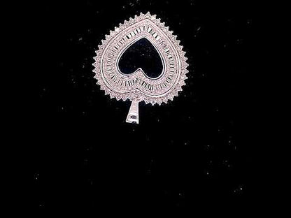 Rotating video showing the jewelry item