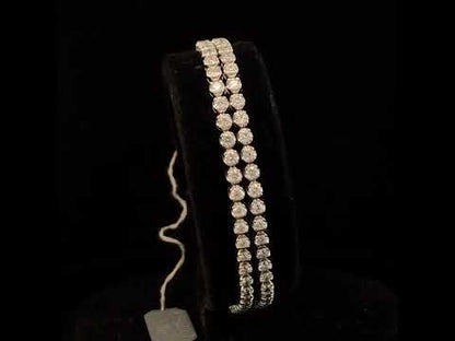 Rotating video showing the jewelry item