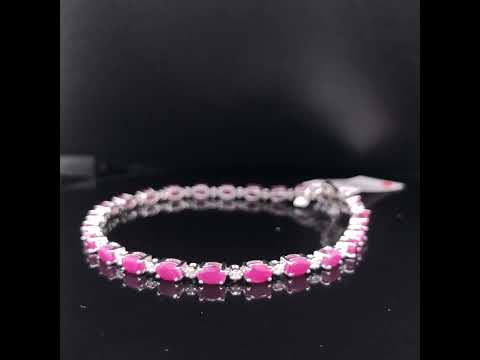 Rotating video showing the jewelry item