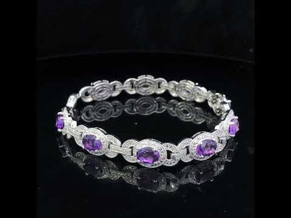 Rotating video showing the jewelry item