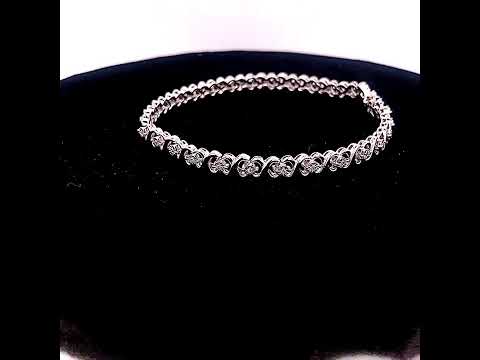 Rotating video showing the jewelry item