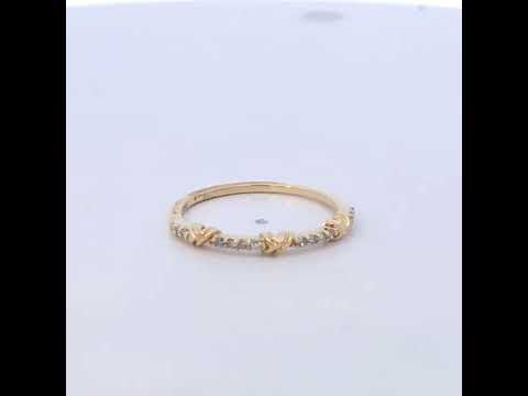 Rotating video showing the jewelry item