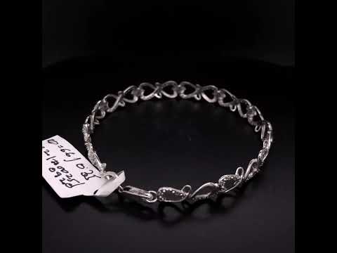 Rotating video showing the jewelry item