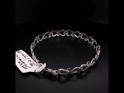 Rotating video showing the jewelry item