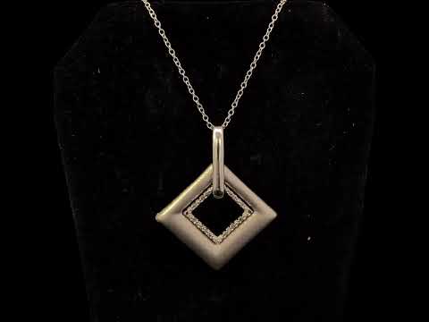 Rotating video showing the jewelry item