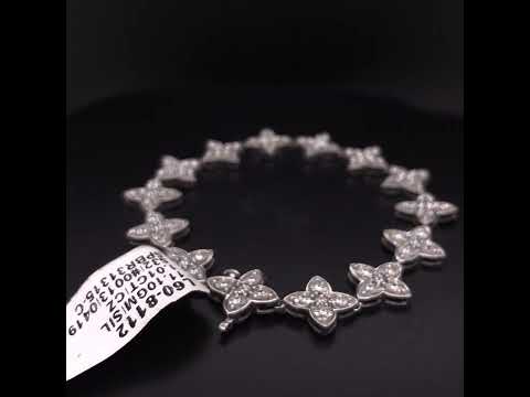 Rotating video showing the jewelry item