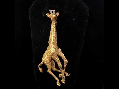 Rotating video showing the jewelry item