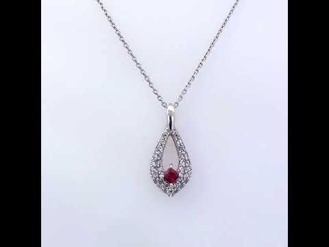 Rotating video showing the jewelry item