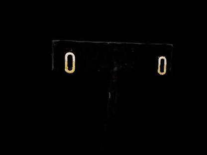 Rotating video showing the jewelry item