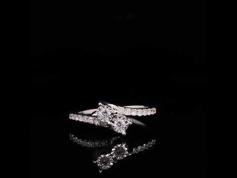 Rotating video showing the jewelry item