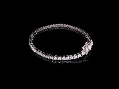 Rotating video showing the jewelry item