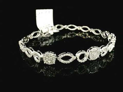 Rotating video showing the jewelry item