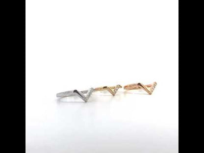 Rotating video showing the jewelry item