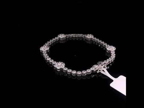 Rotating video showing the jewelry item