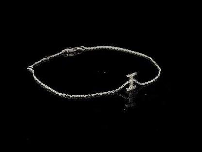 Rotating video showing the jewelry item