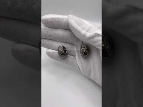 Rotating video showing the jewelry item