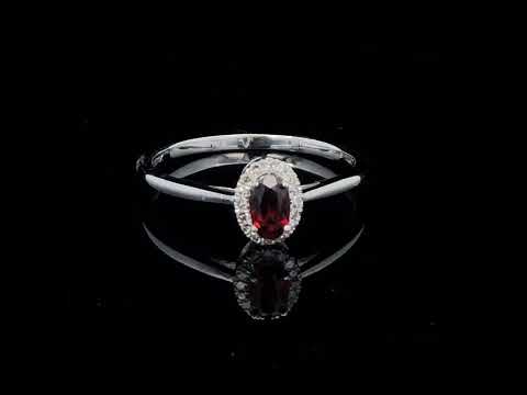 Rotating video showing the jewelry item