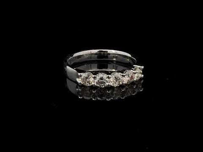 Rotating video showing the jewelry item