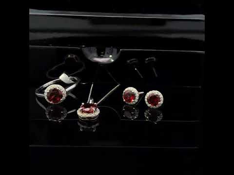 Rotating video showing the jewelry item