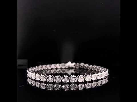 Rotating video showing the jewelry item