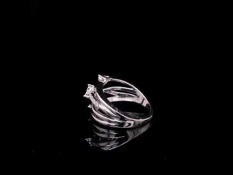 Rotating video showing the jewelry item