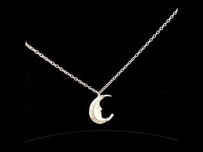 Rotating video showing the jewelry item