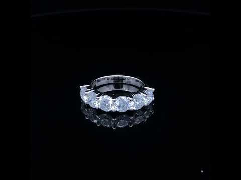 Rotating video showing the jewelry item