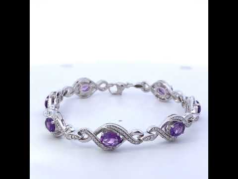 Rotating video showing the jewelry item