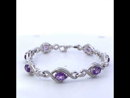 Rotating video showing the jewelry item