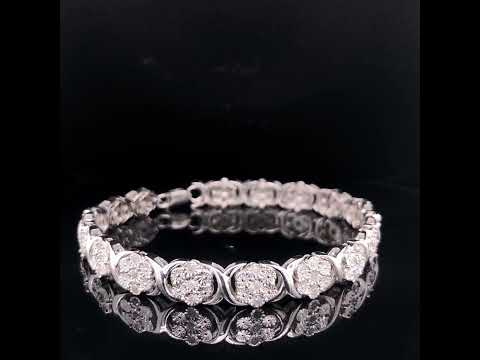 Rotating video showing the jewelry item