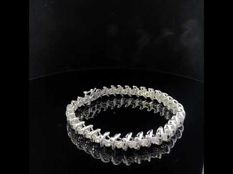 Rotating video showing the jewelry item