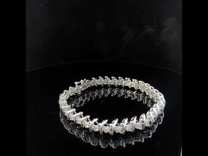 Rotating video showing the jewelry item