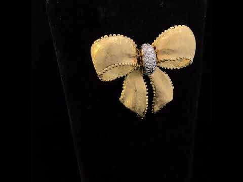 Rotating video showing the jewelry item