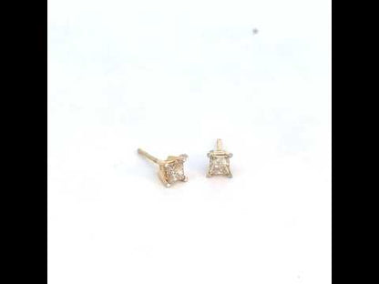 Rotating video showing the jewelry item