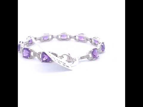 Rotating video showing the jewelry item