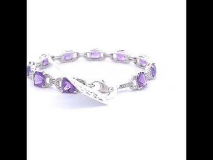 Rotating video showing the jewelry item