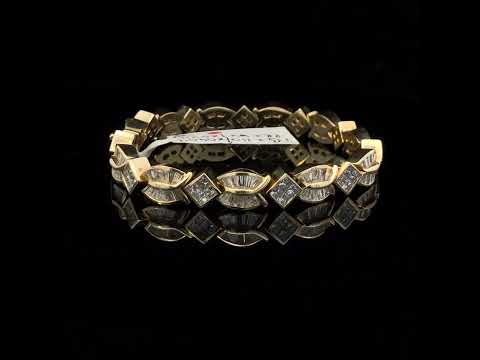 Rotating video showing the jewelry item