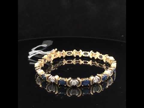 Rotating video showing the jewelry item