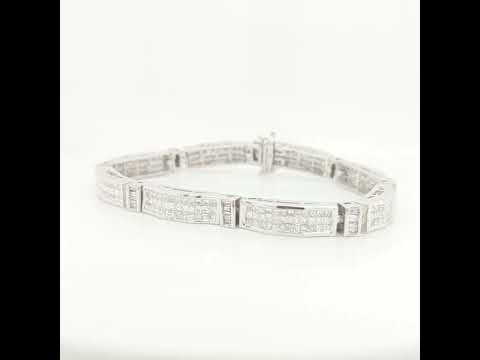 Rotating video showing the jewelry item