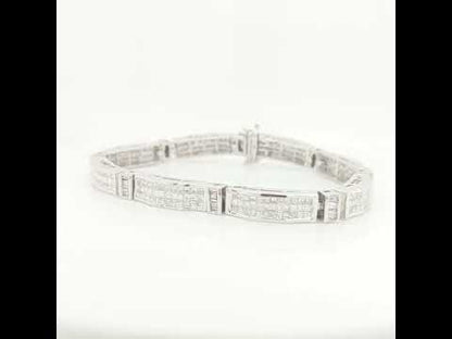 Rotating video showing the jewelry item