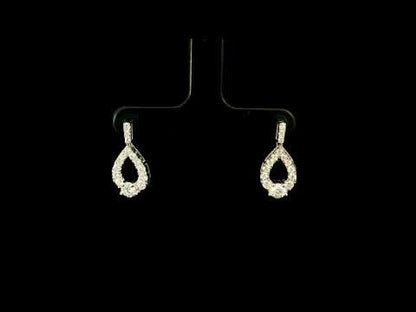 Rotating video showing the jewelry item