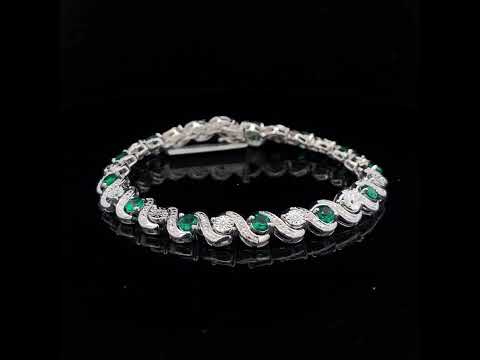 Rotating video showing the jewelry item