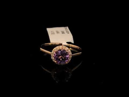 Rotating video showing the jewelry item